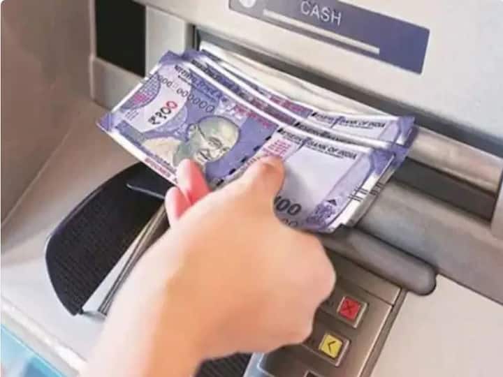 Solapur Crime News Youth stole the father money 2 lakh cash stolen using ATM Maharashtra पोटच्या पोरांनीच पित्याला घातला गंडा; ATM चा वापर करत तब्बल 2 लाखांची रोकड लंपास