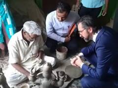 Gorakhpur News: यूके के ट्रेड कमिश्नर एलन जेमेल ने शिल्‍पकारों से की मुलाकात, सीएम योगी को लेकर कही ये बड़ी बात