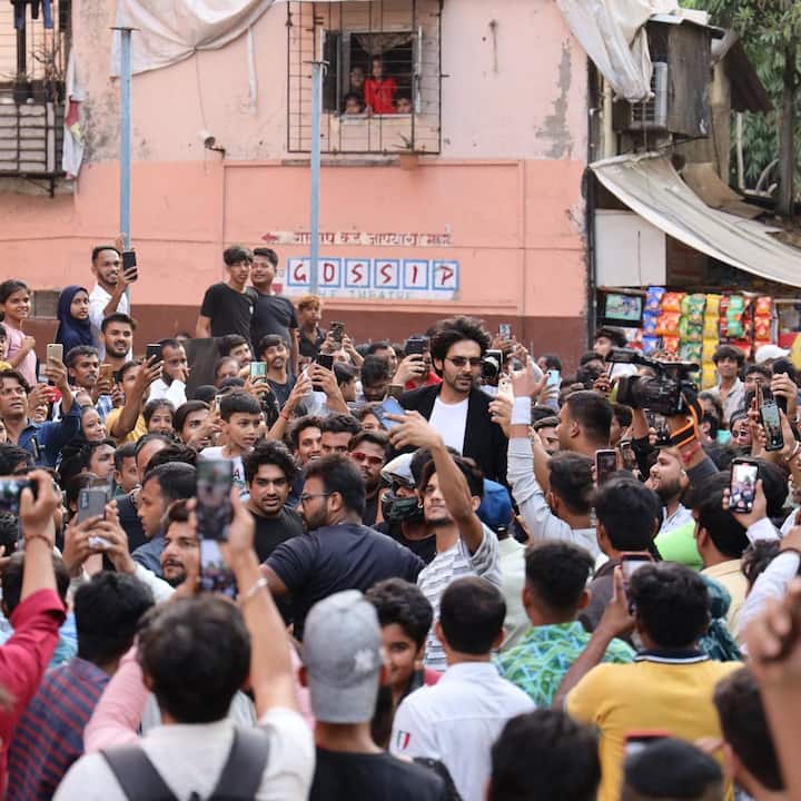 इस पोस्टर के जरिए कार्तिक ने ये बताया है कि Gaiety सिनेमाहॉल में शो हाउसफुल है जिसे देखकर वो काफी खुश हैं.