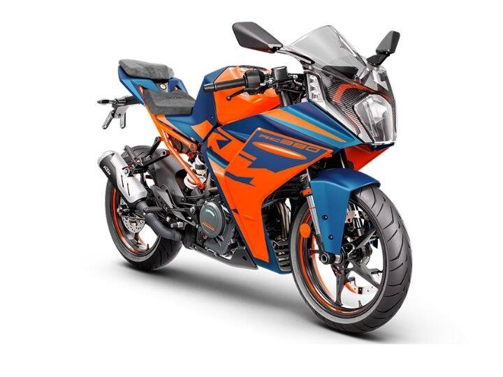 2022 RC 390 पूर्वीप्रमाणेच 373 cc लिक्विड-कूल्ड सिंगल-सिलेंडर DOHC इंजिनद्वारे समर्थित आहे. हे इंजिन 43.5 PS पॉवर आणि 37 Nm टॉर्क जनरेट करते आणि 6-स्पीड ट्रान्समिशनशी जोडलेले आहे.