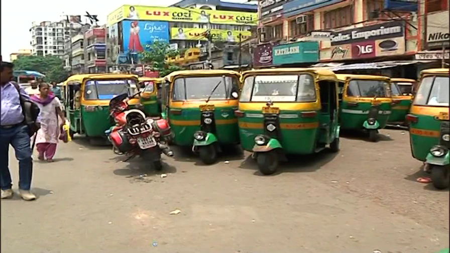 Ultodanga: দীর্ঘক্ষন বন্ধ থাকার পর চালু হল উল্টোডাঙা অটো পরিষেবা। Bangla News