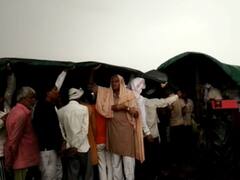 Shamli News: वायरल वीडियो ने खोली पोल, पक्का श्मशान घाट नहीं होने पर शव जलाने के लिए मशक्कत करते दिखे ग्रामीण