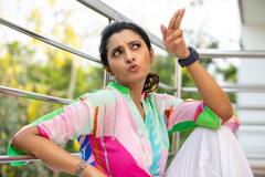 Priya pics: பால்கனியில் மாஸாக போஸ் கொடுத்த பிரியா...!