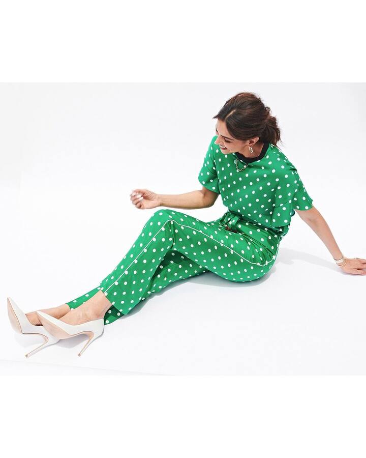 బాలీవుడ్ అందాల హీరోయిన్  దీపికా పడుకోన్. గ్రీన్ డ్రెస్ లో అందంగా మెరుస్తోంది. -Image Credit:Deepika Padukone/Instagram