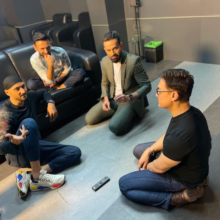 इस फिल्म के प्रमोशन में वो स्टार स्पोर्ट्स के शो पर नजर आए. इस दौरान उनके साथ शो में हरभजन सिंह, इरफ़ान पठान और जतिन सप्रू भी नजर आए. (फोटो क्रेडिट: हरभजन सिंह)