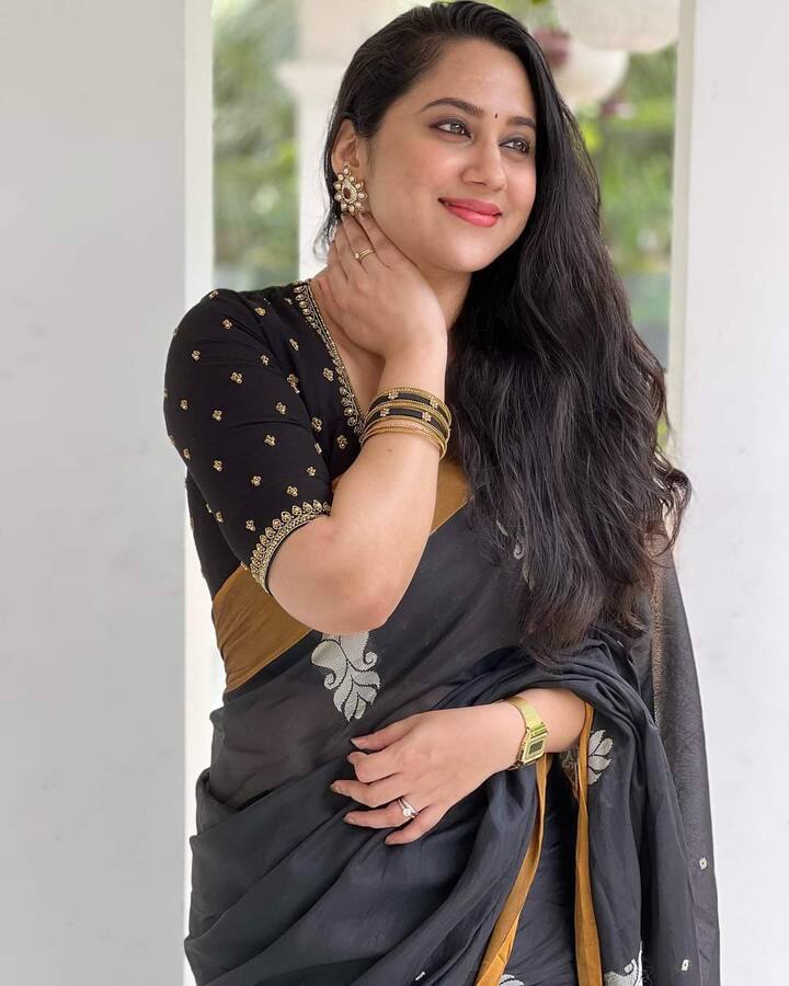 முன் அழகில் நீ தான் ஒரு பேரா ஜாட காட்டுறா      ஒத்த நொடிக்கூட ஒதுங்காம தீய மூட்டுற