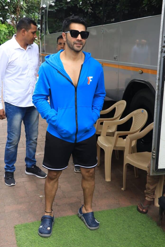रॉयल ब्लू जैकेट के साथ ब्लैक शॉर्ट्स पहने साथ ही आँखों में काला चश्मा लगाए एक्टर काफी कूल लग रहे हैं