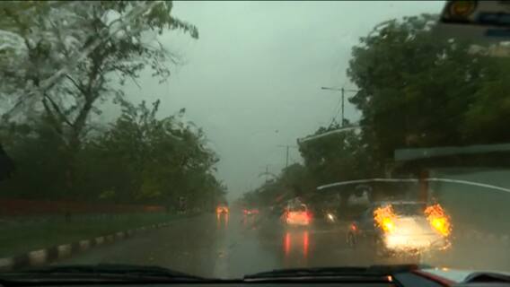 Delhi Rains: तेज हवा के साथ दिल्ली-NCR में बारिश, कई इलाकों में गिरे पेड़