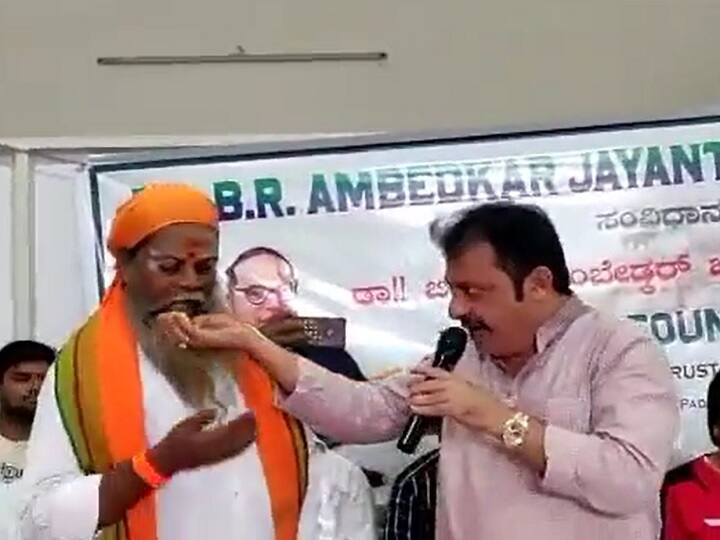 Karnataka Congress MLA Zameer ahmed khan feeds Dalit Swamiji, remove food from his mouth and eats MLA Food: దళిత వ్యక్తి నోట్లోని అన్నం తీయించి ఎంగిలి తిన్న కాంగ్రెస్ ఎమ్మెల్యే - వీడియో వైరల్