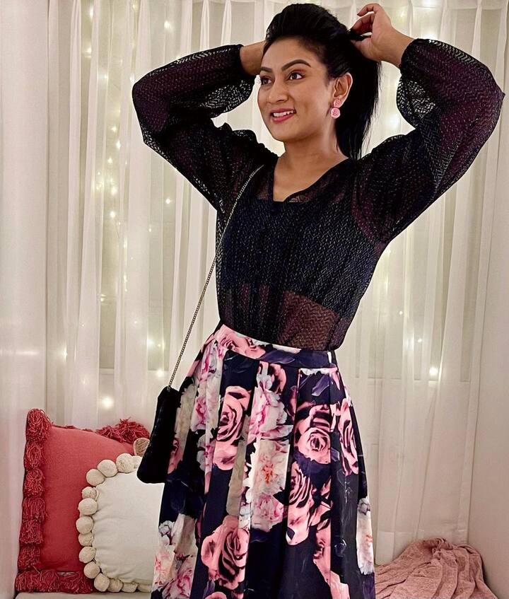 పెళ్లి చేసుకొని సెటిల్ అయిన అస్మిత ఓ బుల్లితెరపై బిజీగా ఉంది. మరోవైపు సోషల్ మీడియాలోనూ యాక్టివ్ గా ఉండే అస్మిత ఎప్పటికప్పుడు ఫొటోస్ షేర్ చేస్తుంటుంది.