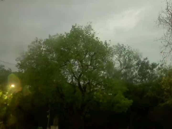 The temperature dipped drastically in Delhi after morning thunderstorm, minimum temperature was recorded at 18 degrees bring respite from the heat of the past few weeks. (Image Source: ANI)