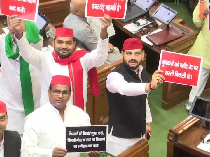 सपा विधायकों ने महंगाई-बेरोजगारी को लेकर नारेबाजी की. उन्होंने राज्यपाल के सामने पोस्टर और बैनर भी लहराए. इस दौरान सदन में जोरदार हंगामा देखने को मिला. सपा विधायकों ने वापस जाओ के नारे लगाए. ये हंगामा करीब आधे घंटे तक सदन में चलता रहा.