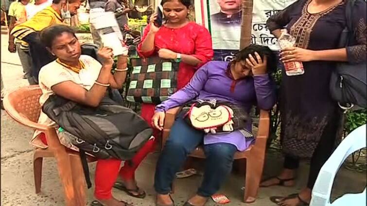 Kolkata Nursing Students Agitation Job seekers demand placement Scuffle with police Nursing Students Agitation : পুলিশের সঙ্গে ধস্তাধস্তি নার্সিং চাকরিপ্রার্থীদের, চাকরির দাবিতে বিক্ষোভ ঘিরে তুলকালাম স্বাস্থ্য ভবনের কাছে