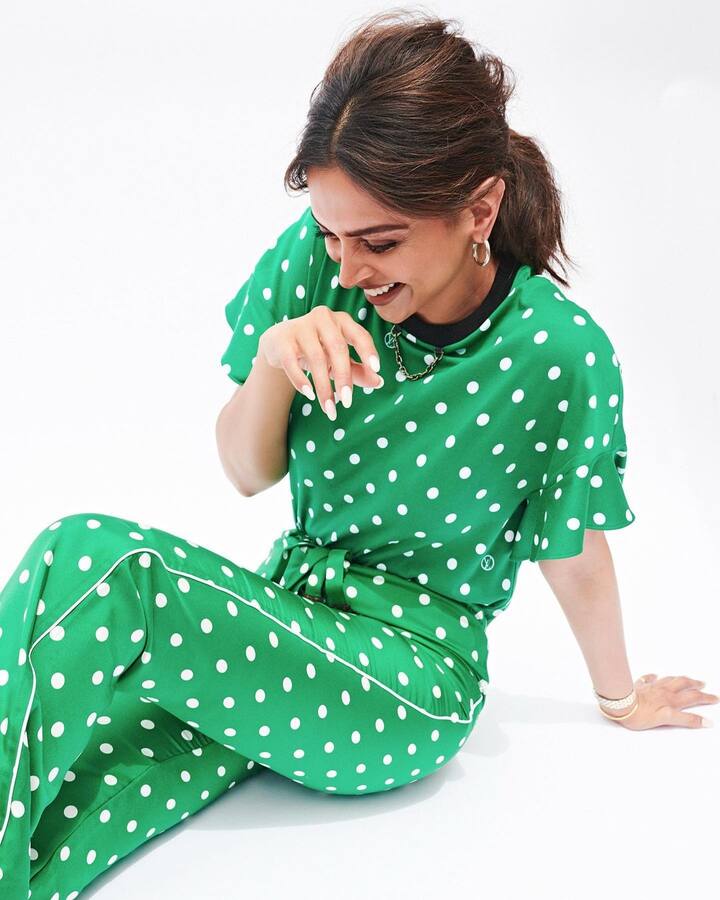 या फोटोंमध्ये दीपिका पदुकोणही खूप क्यूट स्माईल देताना दिसत आहे.(photo:deepikapadukone/ig)