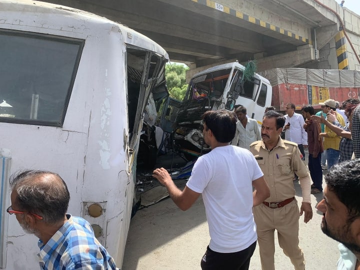 Ajmer Rajasthan collision of  bus and trailer more than 24 injured one dead many critical ANN Ajmer Road Accident: अजमेर में ट्रेलर और बस की टक्कर में दो दर्जन से ज्यादा घायल, दुकानदार की मौत