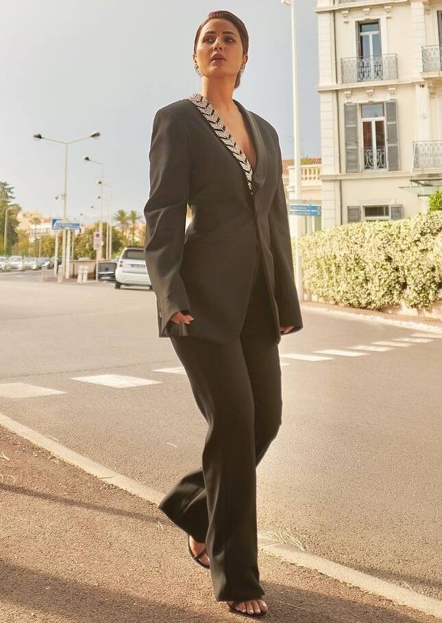 हिना खान पैंट सूट में लेडी बॉस से बिल्कुल भी कम नहीं लग रही हैं. हिना खान के इस लुक को देख उनके होश उड़े हुए नजर आ रहे हैं.