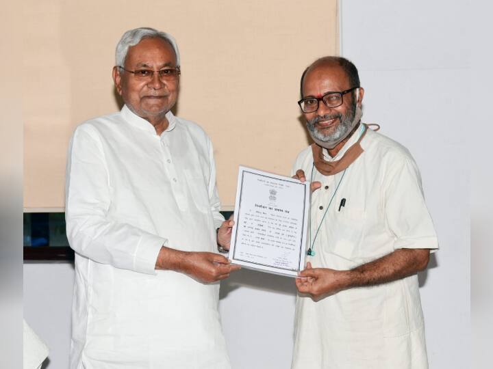Rajya Sabha By-Elections: Newly elected Rajya Sabha MP Anil Hegde meets CM Nitish Kumar with election certificate in Patna Rajya Sabha By-Elections: निर्विरोध चुने गए JDU उम्मीदवार अनिल हेगड़े, जीत के बाद राज्यसभा सांसद ने अपने नेता को किया याद