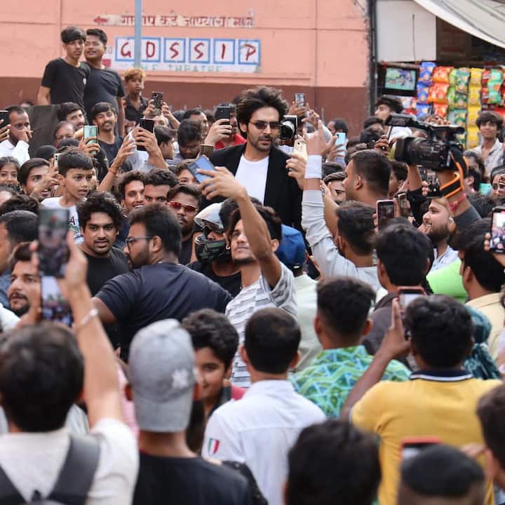 आलम ये है कि अपनी ही फिल्म देखने के लिए कार्तिक आर्यन को टिकट नहीं मिला इस बात की जानकारी एक्टर ने ख़ुद इंस्टाग्राम पर दी है.