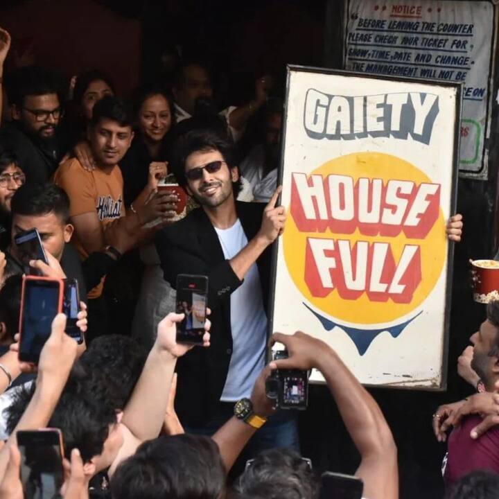 कार्तिक ने इंस्टाग्राम पर कुछ तस्वीरें शेयर की हैं जिनमें वो भीड़ से घिरे दिख रहे हैं और उनके हाथ में Gaiety हाउसफुल का बोर्ड लगा है.