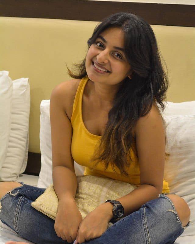 మరి ఆమె కోరుకుంటున్నట్లుగా హీరోయిన్ గా అవకాశాలు వస్తాయేమో చూడాలి. (Photo Courtesy: Esther Anil Instagram)
