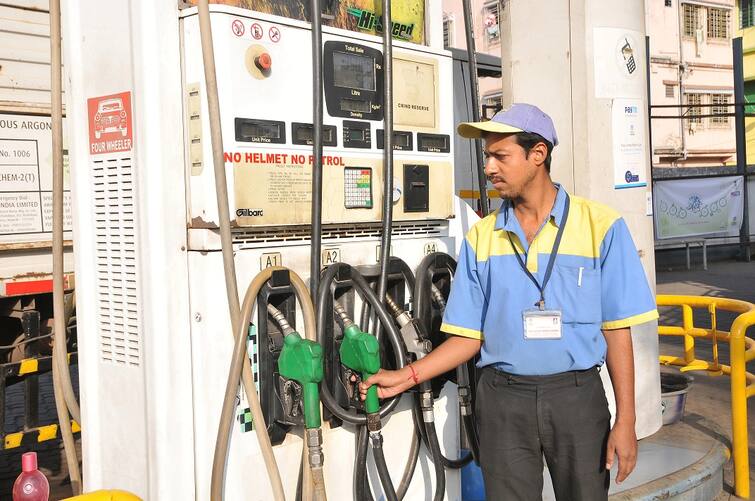 petrol diesel price today 03 June 2022 know rates fuel price in your city chennai tamilnadu Petrol-Diesel Price, 03 June: விலையில் மாற்றம் உண்டா? இன்றைய பெட்ரோல், டீசல் விலை நிலவரம்!