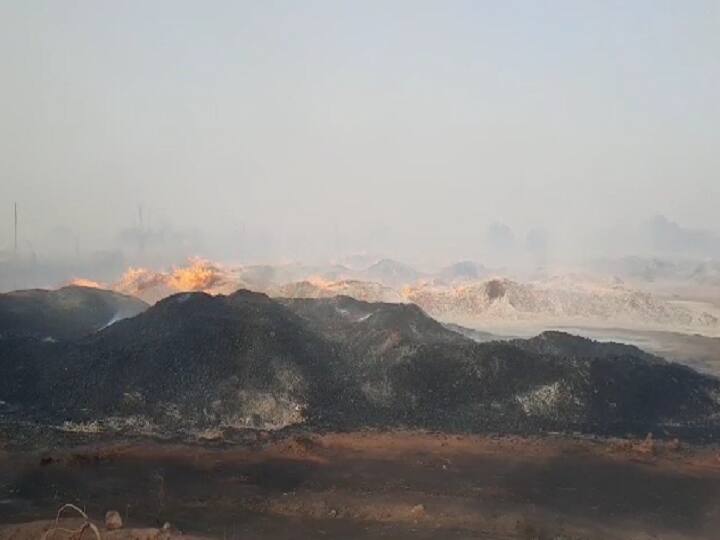 Chandrapur news : The fire in the wood warehouse in Kalamana is smoldering, the administration is preparing to evacuate the village Chandrapur : कळमनामधील वखारीतील आग धुमसतीच, गाव रिकामं करण्याची तयारी प्रशासनाची तयारी