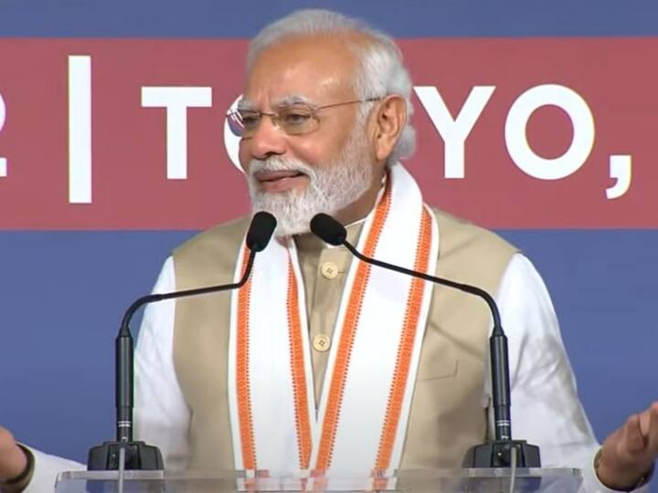 PM Modi addressing a community programme in Tokyo PM Modi Japan Visit: पीएम मोदी बोले, 'भारत-जापान नेचुरल पार्टनर, ये रिश्ता सम्मान और सामर्थ्य का है'