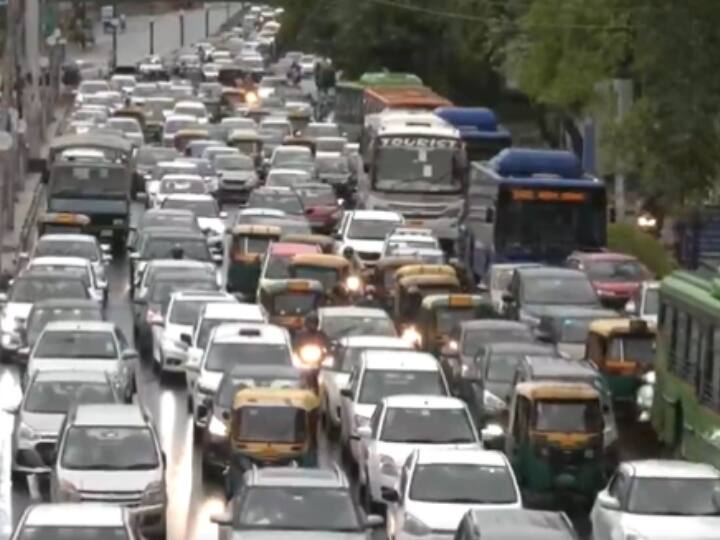 Delhi Due to rain people faced problems traffic jams and waterlogging at many places Delhi Rain: बारिश की वजह से दिल्ली में भारी ट्रैफिक जाम, लंबी लाइन में फंसे लोग, इन इलाकों में जलभराव