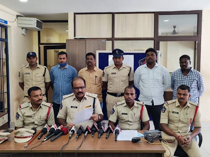 Salary Thieves Arrest In Nellore Nellore Crime : సినిమా స్టైల్ లో వెంటాడి మరీ దొంగతనం, పట్టించిన సీసీ కెమెరాలు