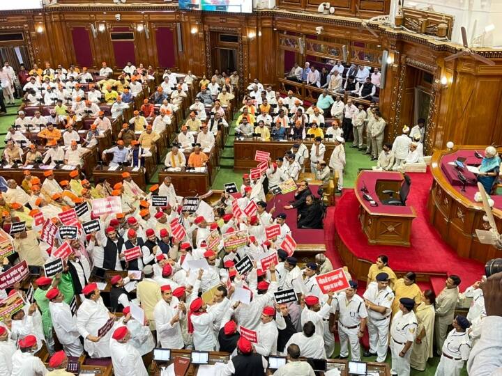 राज्य में 18वीं विधानसभा के पहले सत्र के पहले दिन ही समाजवादी पार्टी के विधायकों ने विधानसभा के अंदर सरकार के ख़िलाफ कई मुद्दों को लेकर विरोध किया. विधानसभा में राज्यपाल के अभिभाषण के दौरान सपा विधायक वेल तक चले गए.