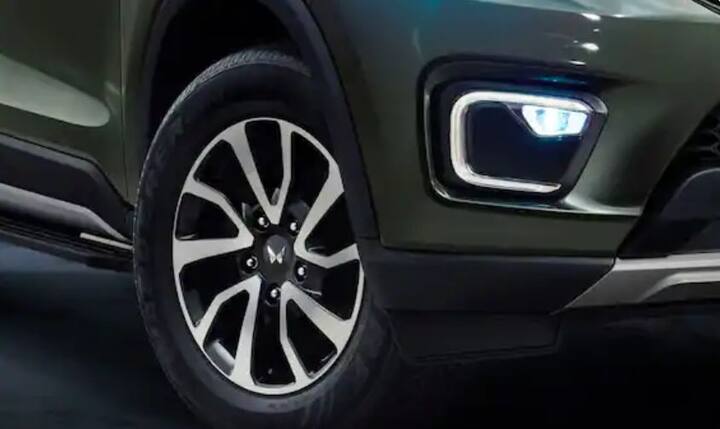 Mahindra Scorpio-তে একটি প্রজেক্টর হেডল্যাম্প রয়েছে, যা C-আকৃতির LED DRL-এর সঙ্গে টপ-স্পেক ট্রিমগুলিতে  অল-এলইডি ইউনিট হিসাবে দেওয়া হবে।