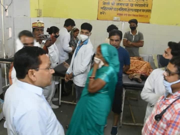 Sitapur Patients were troubled in the hospital due to power cut for 5 hours and doctors treated them under torchlight ann Sitapur News: 5 घंटे तक बिजली कटने से अस्पताल में मरीज परेशान, डॉक्टरों ने टॉर्च की रोशनी में किया इलाज
