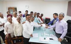OBC Commission In Nashik : नाशिकमध्ये ओबीसी समर्पित आयोगाची दोन तास भेट, ८७ निवेदने, अन बोलण्यासाठी दोनच मिनिटे