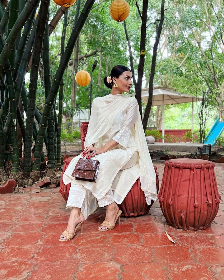 जिस तरह इस तस्वीर में पवित्रा पुनिया का लिबास शानदार नजर आ रहा है, तो वहीं इस फोटो का बैकग्राउंड भी काफी धमाकेदार दिख रहा है. ढोलक की शेप में बने सिटिंग स्टूल्स फुल फिल्मी वाइब्स दे रहे हैं.