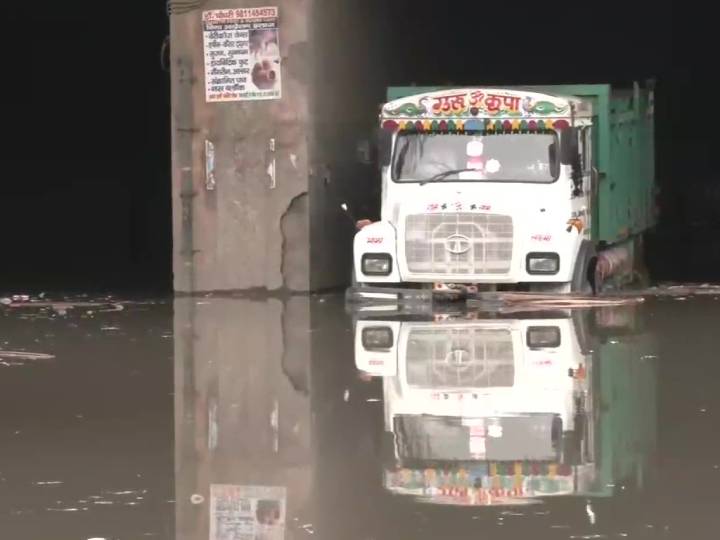 Delhi Rains: இடி.. மின்னல்! டெல்லியை புரட்டியெடுக்கும் கனமழை.. 40 ஆண்டுகளுக்குப் பிறகு குறைந்த வெப்பநிலை!