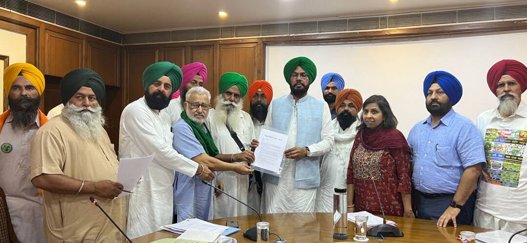 ਛੋਟੇ ਤੇ ਗਰੀਬ ਕਿਸਾਨਾਂ ਦੇ ਹਿੱਤ ਸੁਰੱਖਿਅਤ ਰੱਖੇ ਜਾਣਗੇ, ਸ਼ਾਮਲਾਟ ਜ਼ਮੀਨਾਂ ‘ਤੇ ਬਣੇ ਘਰ ਨਹੀਂ ਢਾਹੇ ਜਾਣਗੇ The interests of small and poor farmers will be protected, houses built on Shamlat lands will not be demolished. ਛੋਟੇ ਤੇ ਗਰੀਬ ਕਿਸਾਨਾਂ ਦੇ ਹਿੱਤ ਸੁਰੱਖਿਅਤ ਰੱਖੇ ਜਾਣਗੇ, ਸ਼ਾਮਲਾਟ ਜ਼ਮੀਨਾਂ ‘ਤੇ ਬਣੇ ਘਰ ਨਹੀਂ ਢਾਹੇ ਜਾਣਗੇ