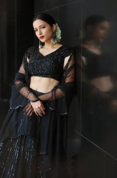 Srinidhi pics: கறுப்பு உடையில் மெஹபூபா... ஸ்ரீநிதியின் லேட்டஸ்ட் க்ளிக்ஸ்!