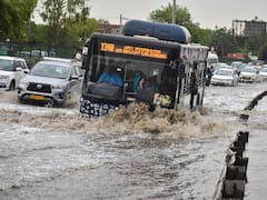 Gurugram Waterlogging: गुरुग्राम में बारिश के बाद सड़कों पर जलजमाव, यातायात प्रबंधन के लिए दो हजार से ज्यादा पुलिसकर्मी तैनात