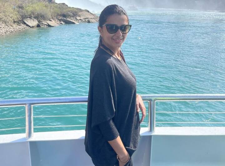 भूमिका चावला बॉलीवुड की एक ऐसी एक्ट्रेस रही हैं, जिन्होंने अपनी बेहतरीन अदाकारी और सिम्पलिसिटी से सभी को मन मोह लिया था. आज वह फिल्मी पर्दे से दूर जरूर हैं लेकिन सोशल मीडिया पर फैंस के साथ खुद को कनेक्टेड रखती हैं. खुद से जुड़ी अपडेट वह फैंस को देती रहती हैं. इस बार भी उन्होंने कुछ ऐसा ही किया है.