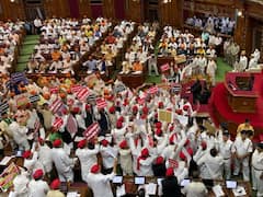 UP Budget Session 2022: राज्यपाल के अभिभाषण के दौरान सपा विधायकों ने जमकर किया हंगामा, देखें तस्वीरें