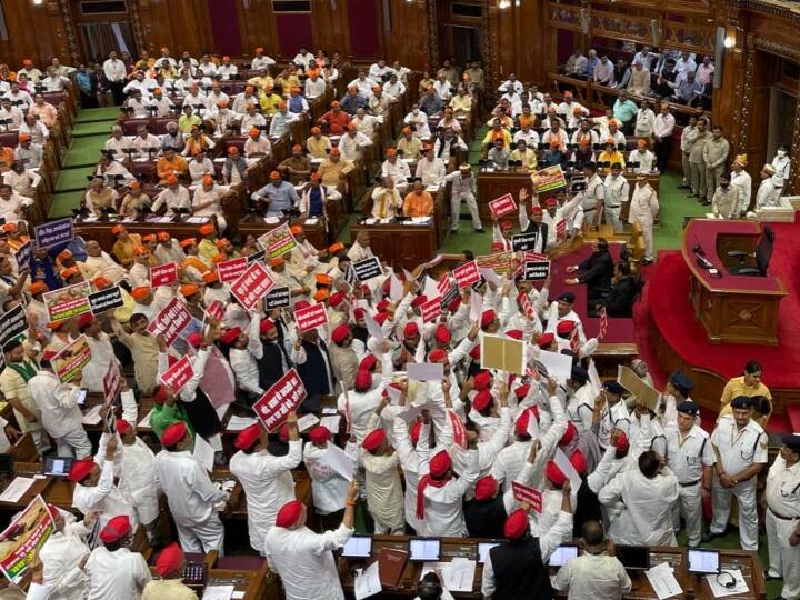 सपा विधायक (Samajwadi Party) पहले से ही सरकार को घेरने की तैयारी करके आए थे. राज्यपाल के अभिभाषण के दौरान समाजवादी पार्टी ने महंगाई, बेरोजगारी और कानून व्यवस्था को लेकर सरकार पर सवाल उठाए और जमकर नारेबाजी की.