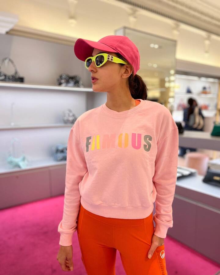 What do you think of Sara' vacation pics from London?