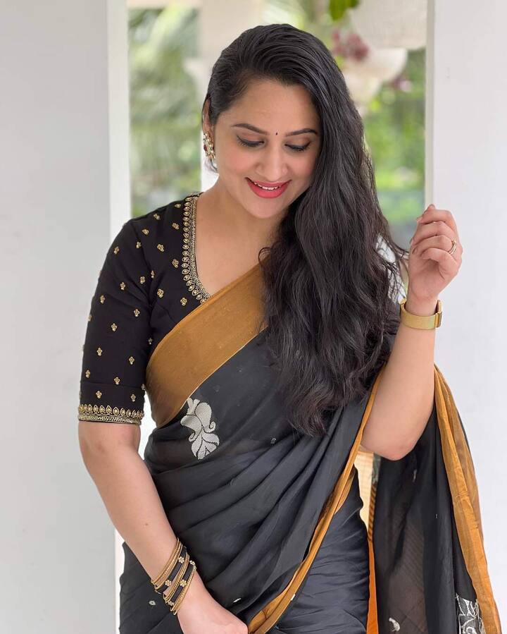 அடங்கா மதயானைப் போல் என்ன தாக்குதே      உசுரே உன் ஓர பார்வை      சக்கரத்தை நெஞ்சுக்குள்ள சுத்தவிடுதே…