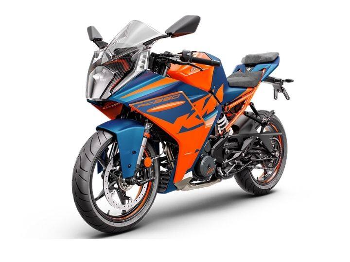 RC 390 ची ही 2022 आवृत्ती मागील-जनरल मॉडेलच्या तुलनेत सुमारे 37,000 रुपयांनी अधिक महाग ठेवण्यात आली आहे. याची किंमत 3.14 लाख रुपये (एक्स-शोरूम, नवी दिल्ली) आहे.