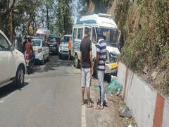 Mussoorie News: मसूरी-देहरादून मार्ग में भट्टा फॉल के पास टैम्पो ट्रैवलर का हुआ ब्रेक फेल, हादसे में 10 यात्री घायल