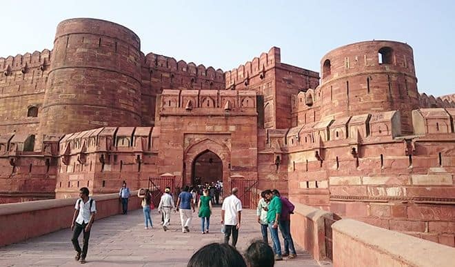 दिल्ली के लाल किले पर आजादी के बाद पहले प्रधानमंत्री बने जवाहरलाल नेहरू ने देश की जनता को संबोधित किया था. जिसके बाद इस हर साल लाल किले पर ही आजादी का जश्न मनाया जाता है. बता दें कि लाल किले का निर्माण मुगल बादशाह शाहजहां ने कराया था. फिर साल 2007 में इस किले को यूनेस्को ने विश्व धरोहर की लिस्ट में शामिल कर दिया.