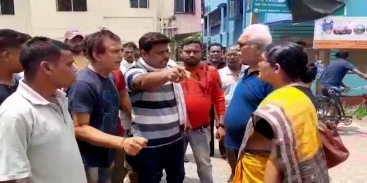 Paschim Burdwan Durgapur Chaos regarding fencing at road locals agitation TMC BJP supporters clashed Durgapur News : রাস্তা ঘেরা নিয়ে তুমুল উত্তেজনা দুর্গাপুরে, বিক্ষোভের মুখে তৃণমূল কাউন্সিলর, হাতাহাতি