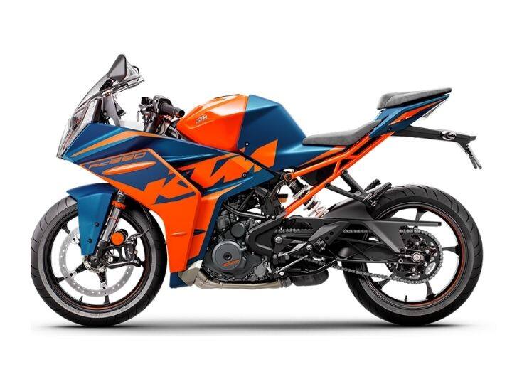 KTM ने दावा केला आहे की, नवीन RC 390 ला 'ग्रँड प्रिक्स प्रेरित इलेक्ट्रॉनिक्स' ची रेंज मिळते. ज्यात बाईक ट्रॅक्शन कंट्रोल (MTC), QuickShifter+, लीन-एंगल सेन्सिटिव्ह कॉर्नरिंग ABS आणि सुपरमोटो मोडचा समावेश आहे. इतर फीचर्समध्ये केटीएम माय राइडसह टीएफटी डिस्प्ले, पॉवर-असिस्टेड अँटी-हॉपिंग स्लिपर क्लच, 2-स्टेप हाईट अॅडजस्टेबल हँडलबार, तसेच ऑल-एलईडी लाइटिंगचा समावेश आहे.