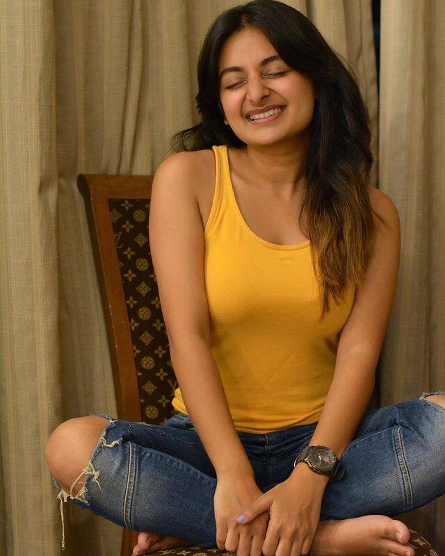 ఈ ఫొటోలు చూసిన నెటిజన్లు ఆమె అందాన్ని తెగ పొగిడేస్తున్నారు. (Photo Courtesy: Esther Anil Instagram)