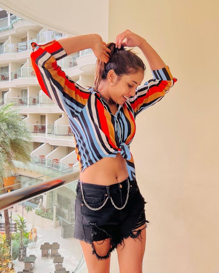 जोया खान सोशल मीडिया पर काफी एक्टिव रहती हैं और आएदिन अपनी नई-नई फोटो शेयर करती रहती हैं.